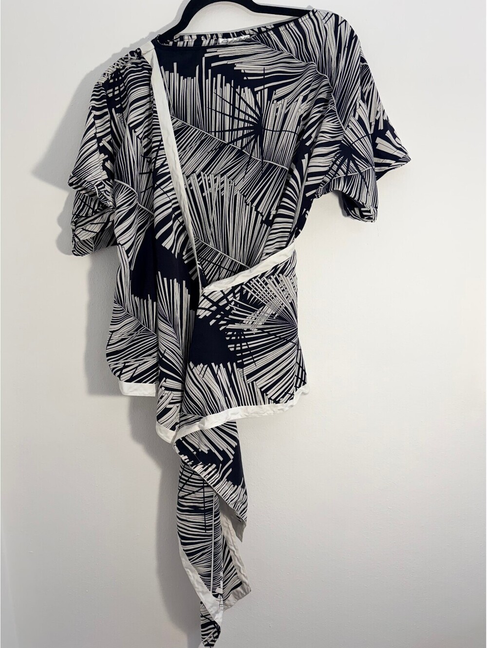 Genny Italy 100% Silk Wrap Blouse Palm Leaf Print Black White Short Sleeve Top - Picture 4 of 5